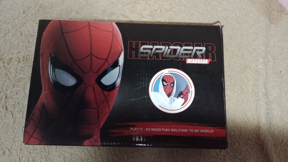 Маска человека паука.