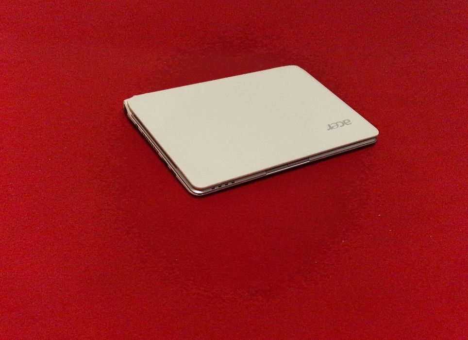 Laptop Acer perfect funcțional doar la priza