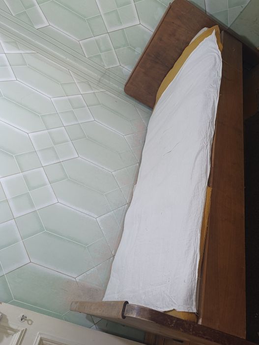 Срочно!!!Продам старинную дубовую кровать в хорошем состоянии