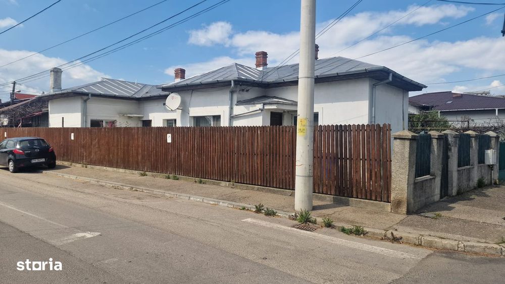 Casă rezidențială din cărămidă cu garaj, pivniță si curte privată