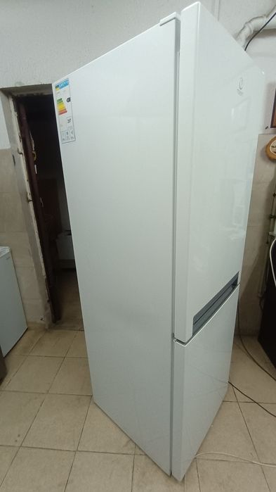Хладилник с фризер INDESIT