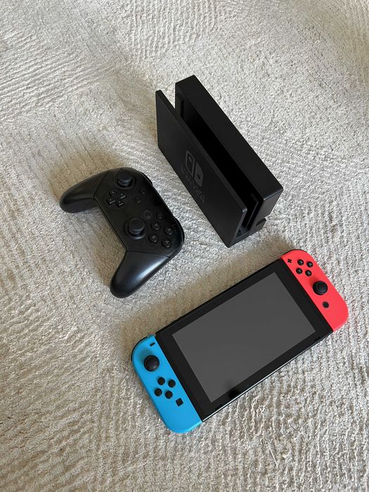 Nintendo Switch с док-станцией и геймпадом