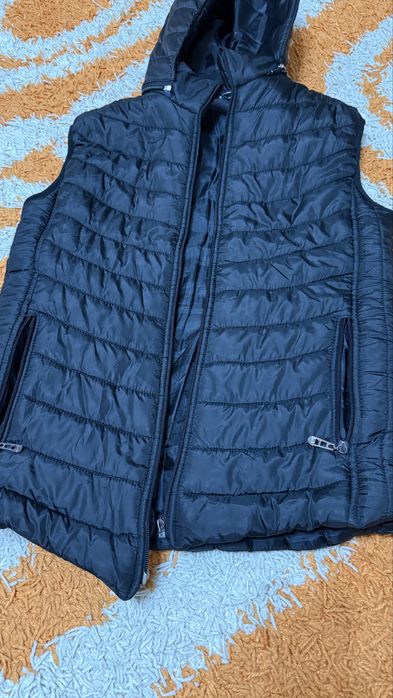 Простая жилетка черная