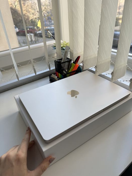 Продавам Apple MacBook Air 13.6" (2022) – Starlight, M2