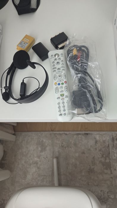 XBOX 360 +KINECT  cu accesorii si CD uri