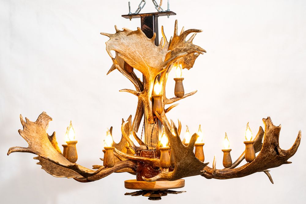 Ръчно изработени осветителни тела от еленови рога!