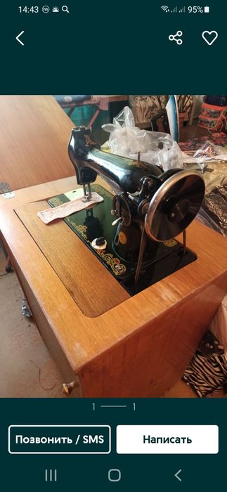 Швейная машинка с тумбой и ножным приводом