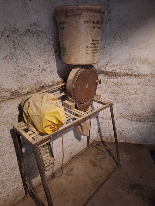 Moară macinat cereale si căruță