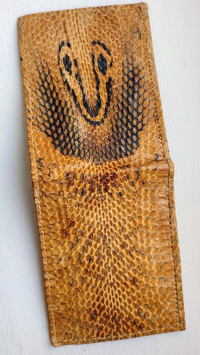 Portofel din piele de șarpe .