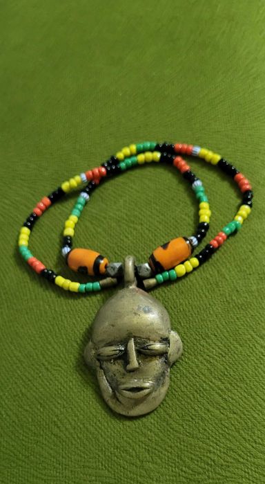 Colier etnic cu mărgele de sticlă, mască de origine africană