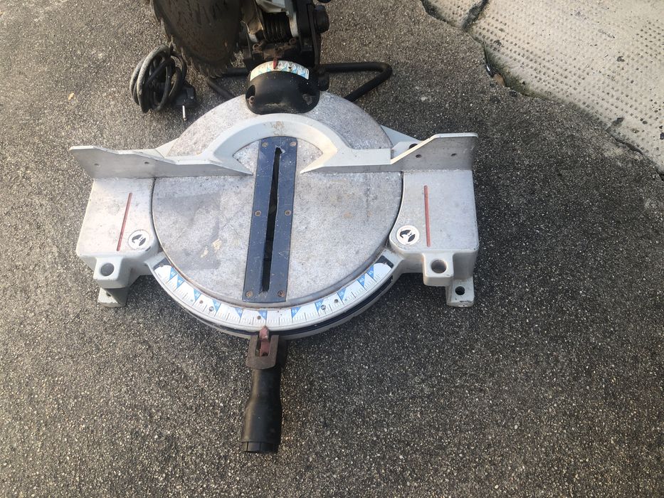 Fierăstrău unghiular