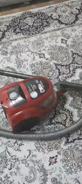 Пылесос, красный пользовались не много