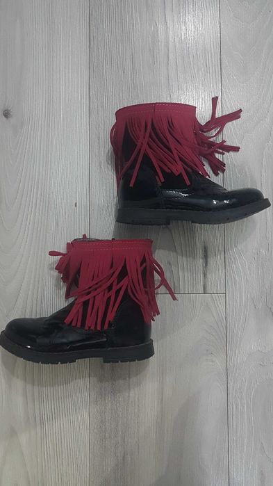 Ghetute deosebite din piele lacuita, marimea 29