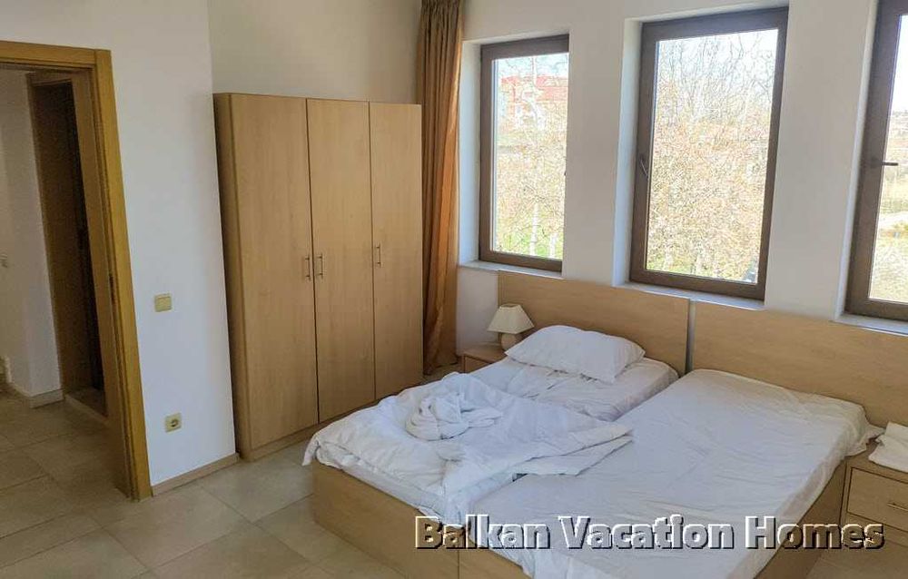 Триетажна къща близо до плажа в Бяла