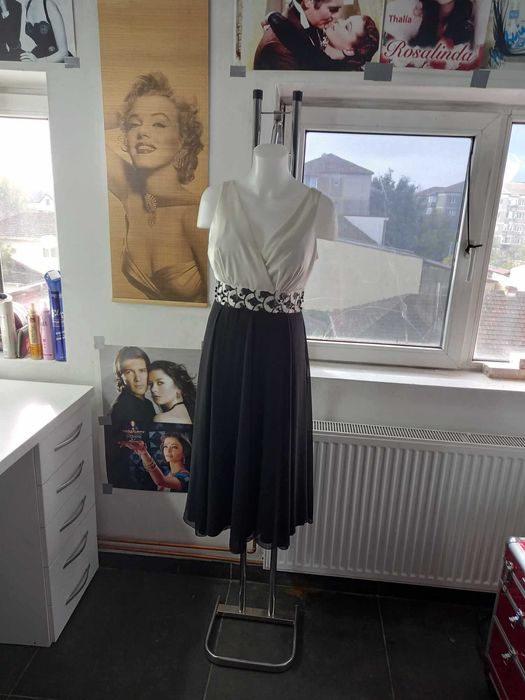Vand rochie de designer deosebita