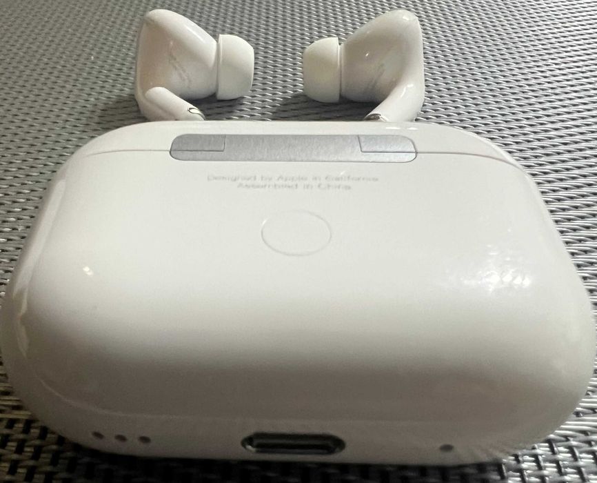 APPLE - AirPods Pro 2nd generation cu MagSafe Charging Case - Cumparate Altex