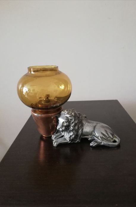 Красива старинна лампа със статуетка на лъв.