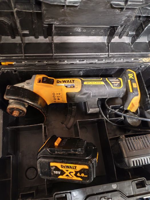 Безчетков акумулаторен ъглошлайф Девалт DeWALT DCG405 комплект