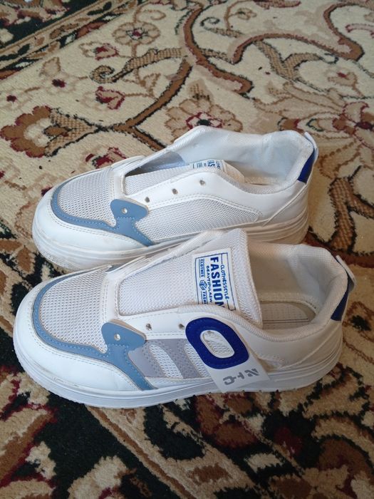 Женские кроссовки