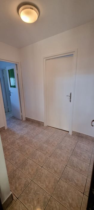 Închiriez apartament cu 2 camere