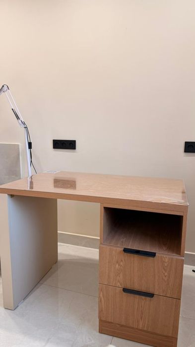 Маникюрный кресло и  маникюрный стол