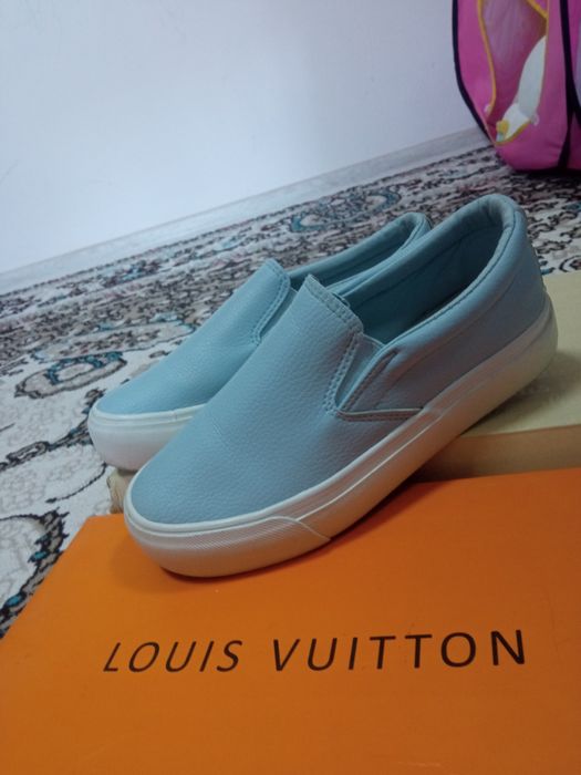 Кроссовки женские