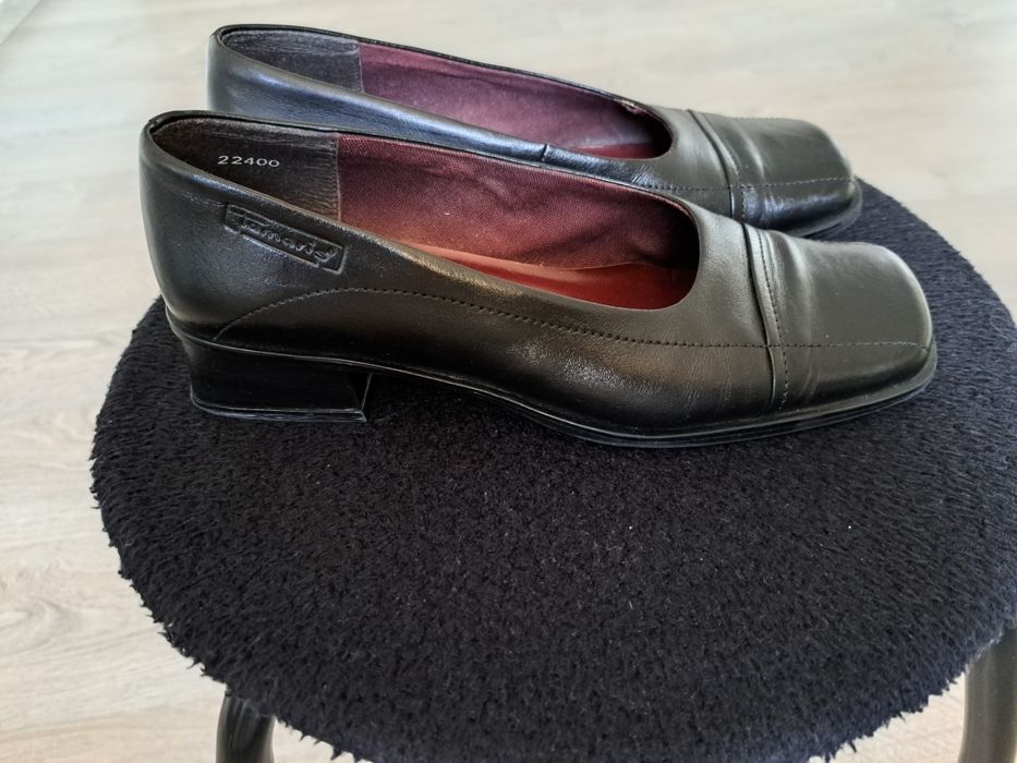 Vând pantofi din piele, în culoarea neagră