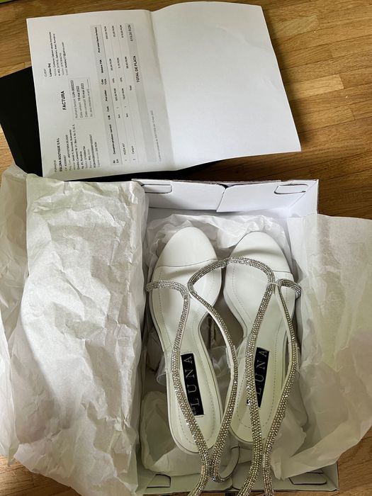 Sandale noi nepurtate cu factura