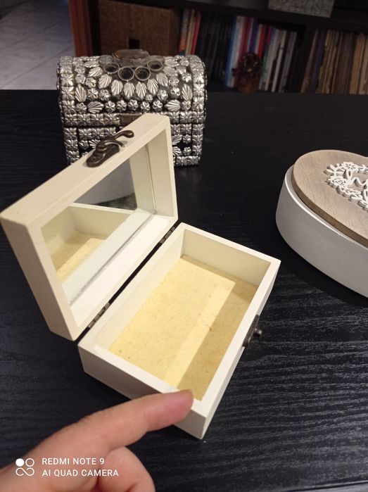 3 cutii bijuterii și flacon parfum