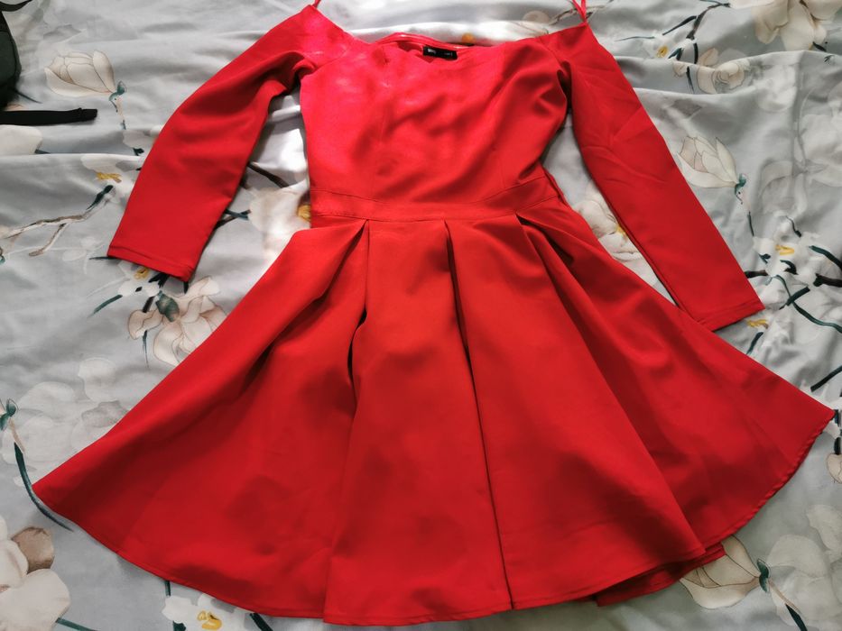 Много елегантна червена рокля