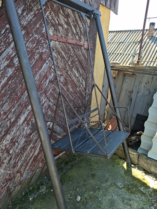 Balansoar cu 2 locuri din fier forjat,  șezut din lemn,  stare bună