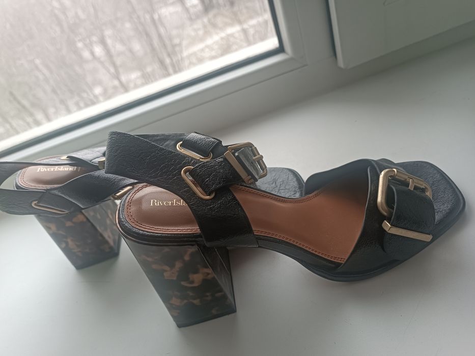 Продам босоножками 39 р. Дубай