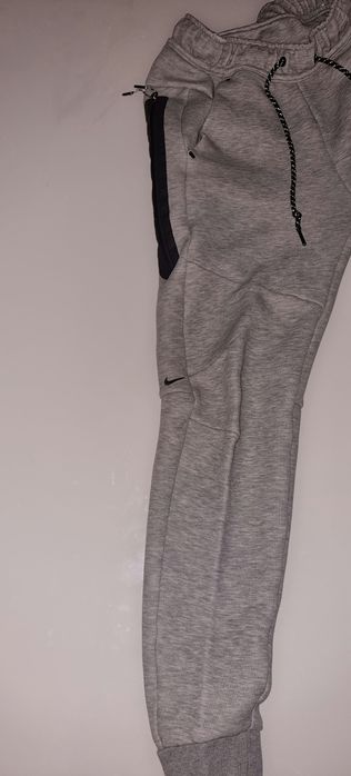 Pantaloni Nike Tech gri