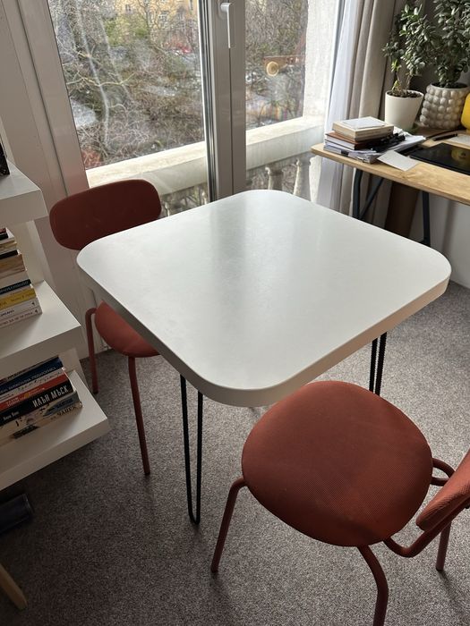 Компактна маса за кухня с два нови стола икеа