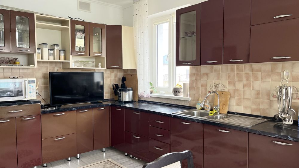 Кухонный гарнитур бордовый
