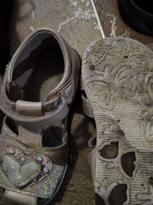 Детская обувь много