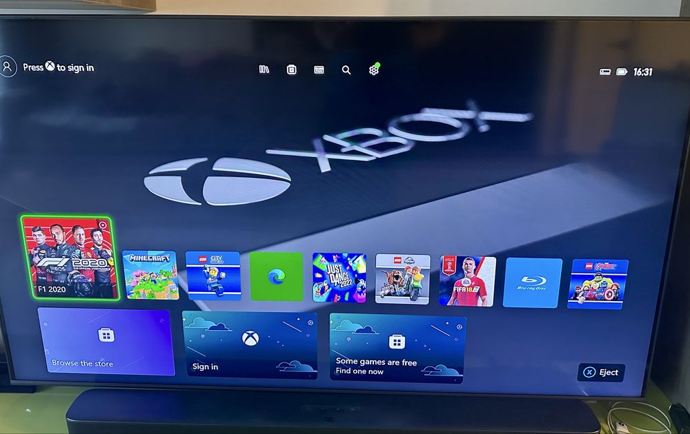 Xbox One cu Kinect + 2 telecomenzi si 14 jocuri – stare excelentă