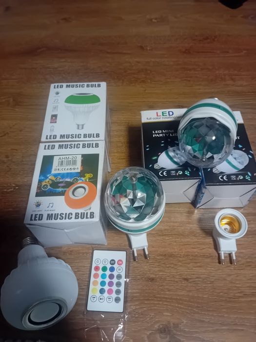 Bec multicolor ,telecomanda și boxa incorporata .