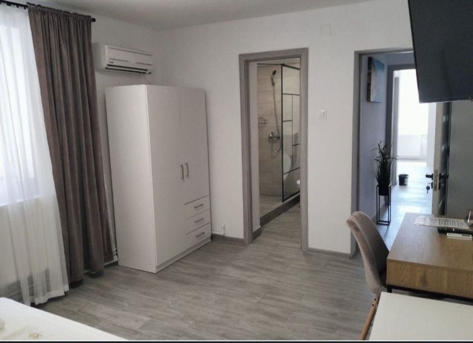 Camere la curte de inchiriat