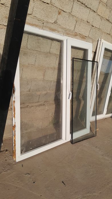Пластиковые окна, дверь, установка есть