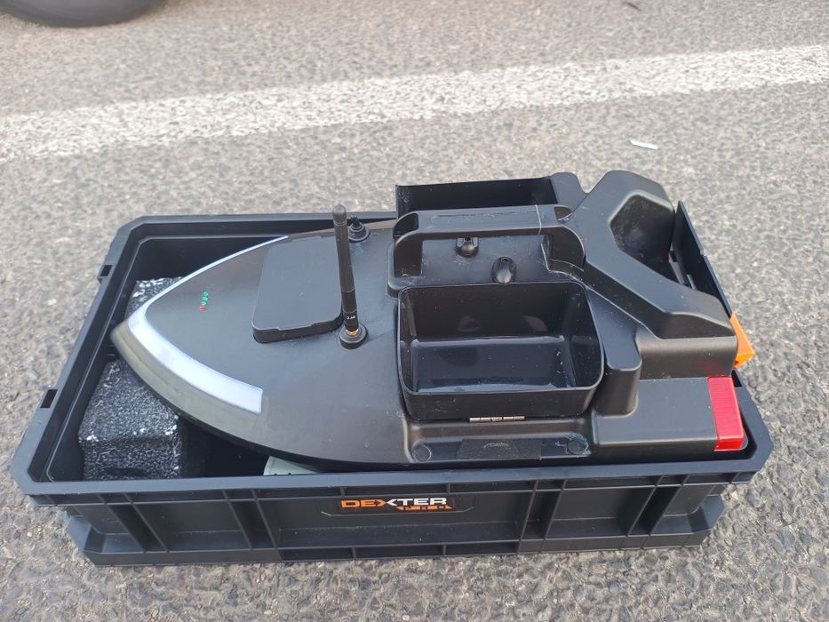 Vând bărcuță plantat/navomodel GPS (2 acumulatori + 2 motorașe rezervă