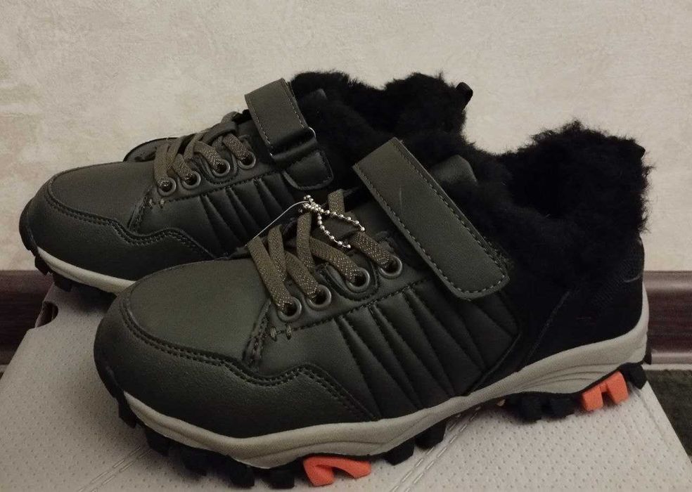 Продам новые кроссовки.Цвет хакки.Натуральный овечий мех.Kenetix.Р 32