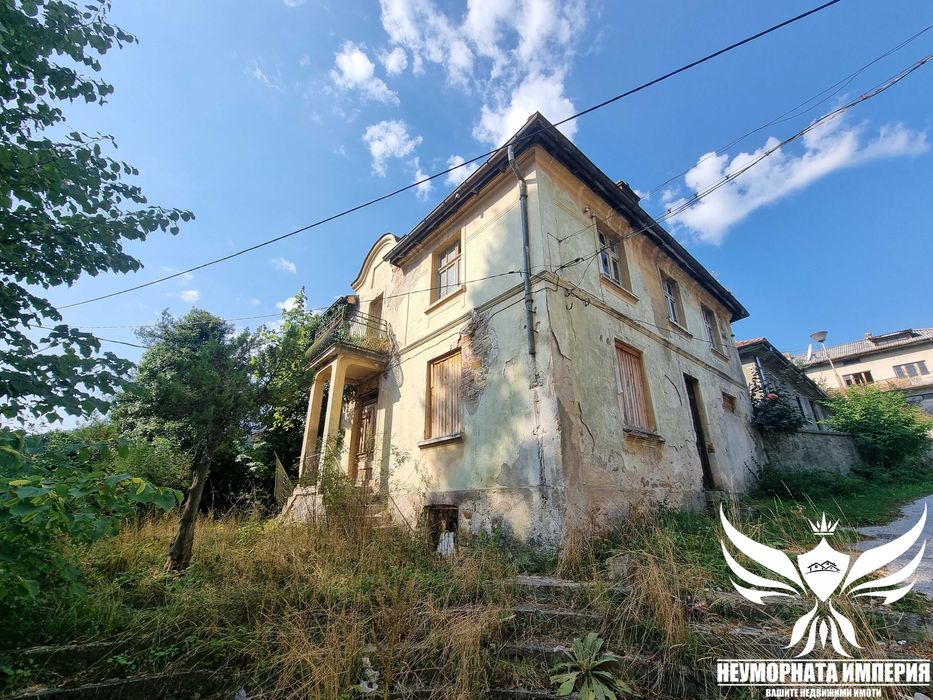 Продавам жилищна сграда 243РЗП с двор 480кв. в гр.Чепеларе,обл.Смолян