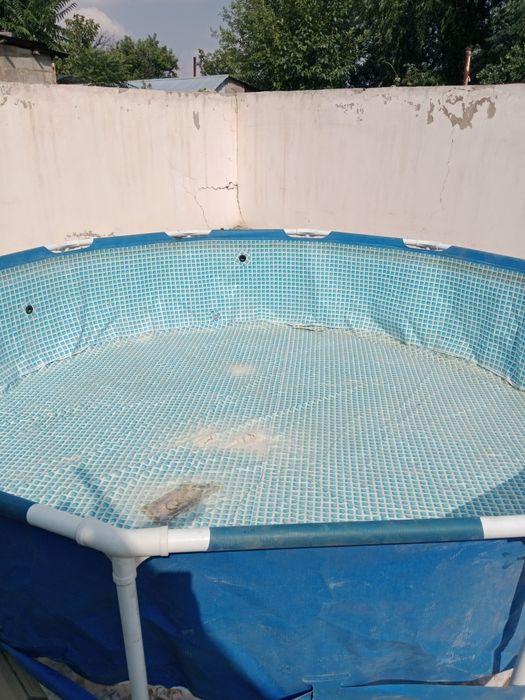 Продам бассейн в среднем состоянии