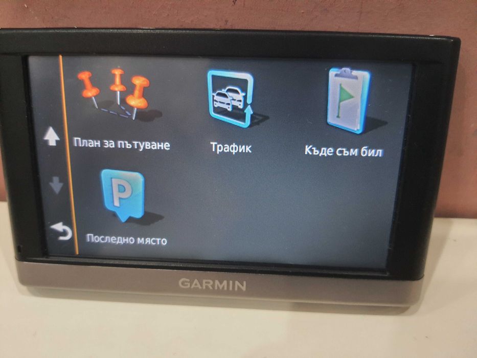 Продавам оригинален GPS GARMIN с много функции и български език