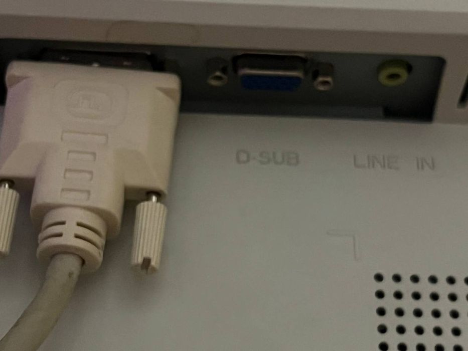 Монитор 22 дюйма Fujitsu Siemens SCENICVIEW E22W018D.