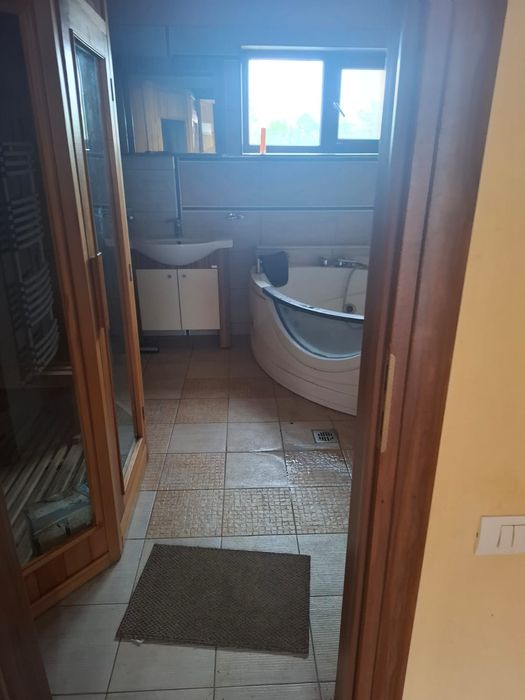 De închiriat casă mare în Bolintin-Vale, ideală pentru firmă, cazare muncitori sau diverse activități.

Imobilul este potrivit pentru:
cazare muncitor