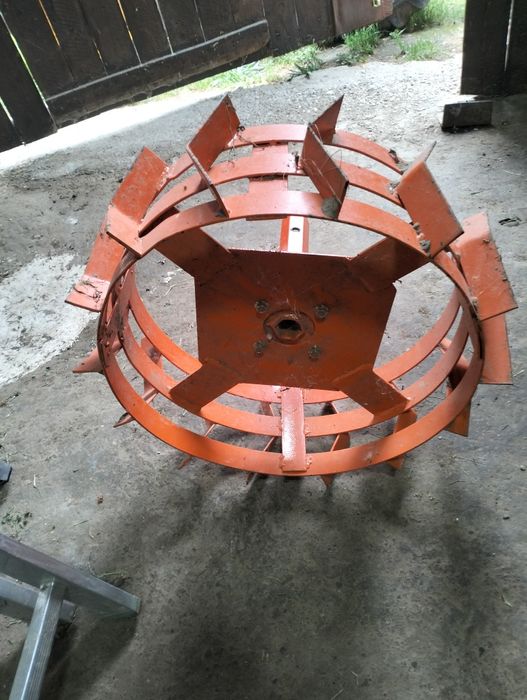Vând motocultor.
