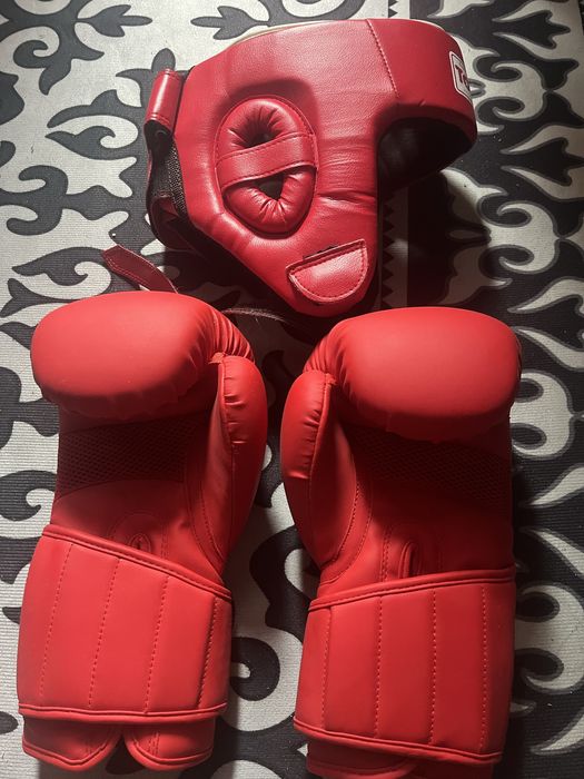 Боксерская перчатка со шлемом