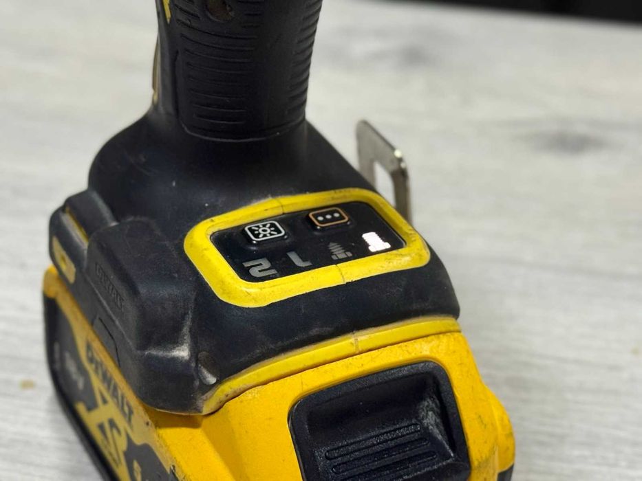 Акумулаторен ударен гайковерт DeWalt DCF922 с батерия 5Ah